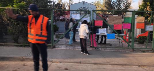 Mientras Galdámes intenta reelegirse, los funcionarios de la Salud están en paro porque no le han sido pagados sus sueldos de hace más de 3 meses porque la plata la gastaron en terrenos y obras brujas que nadie ve.
Los enfermos deben de seguir esprando,

